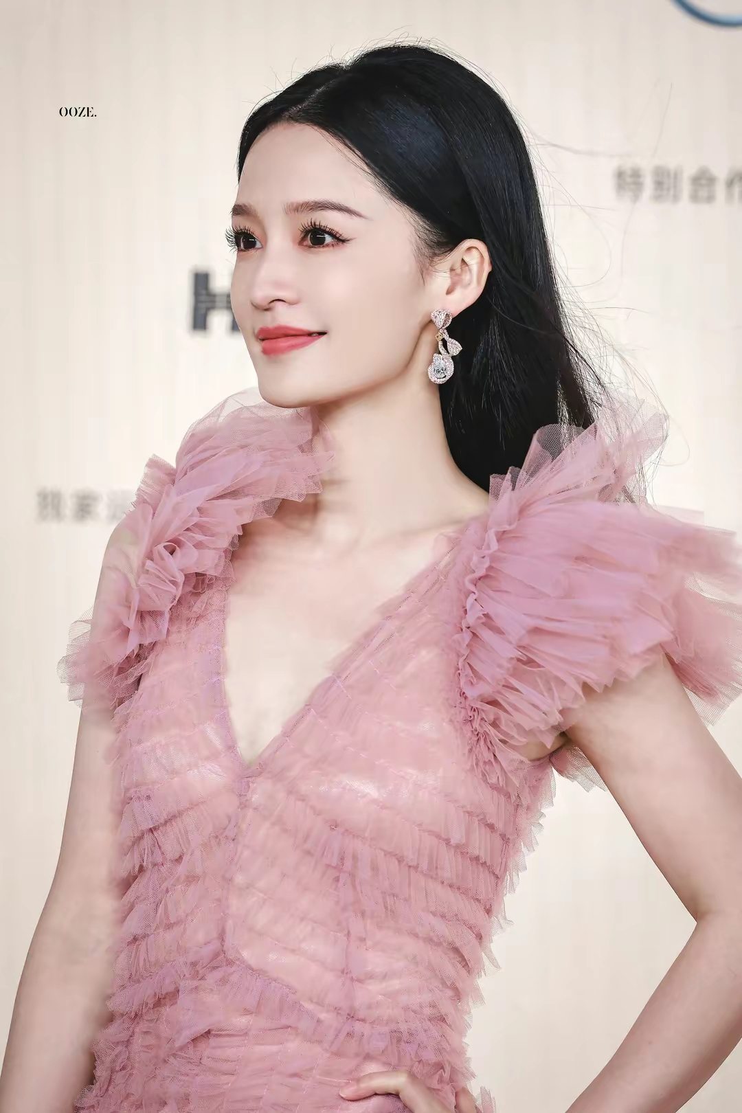 粉色长裙的浪漫之谜  那天,我在网络上闲逛,偶然间看到了李沁身穿粉色