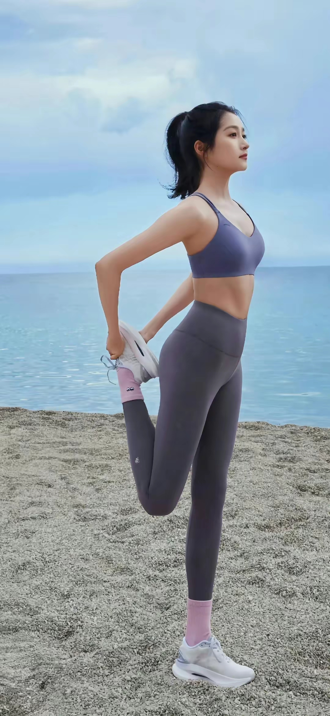 在海滩上,关晓彤穿着某品牌瑜伽服,运动鞋,自由自在地奔跑