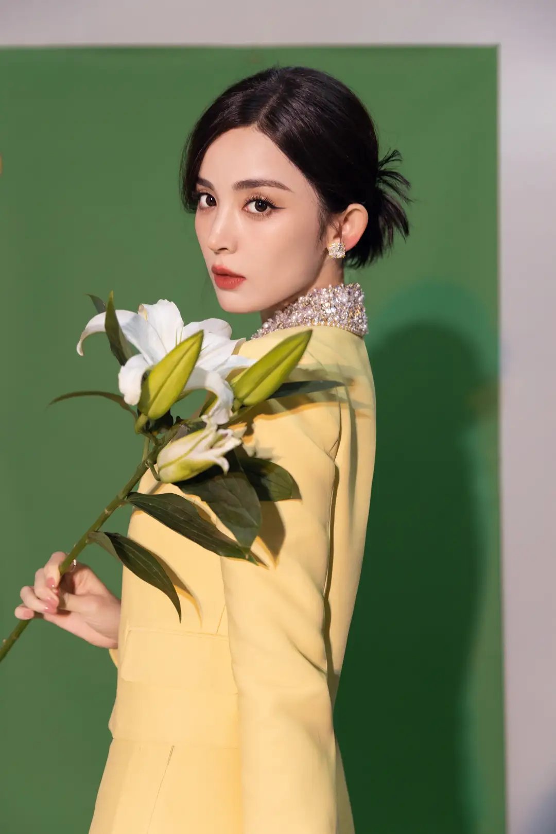 过年不知道穿什么好看,来看看古力娜扎的小样片是怎么穿搭的吧!