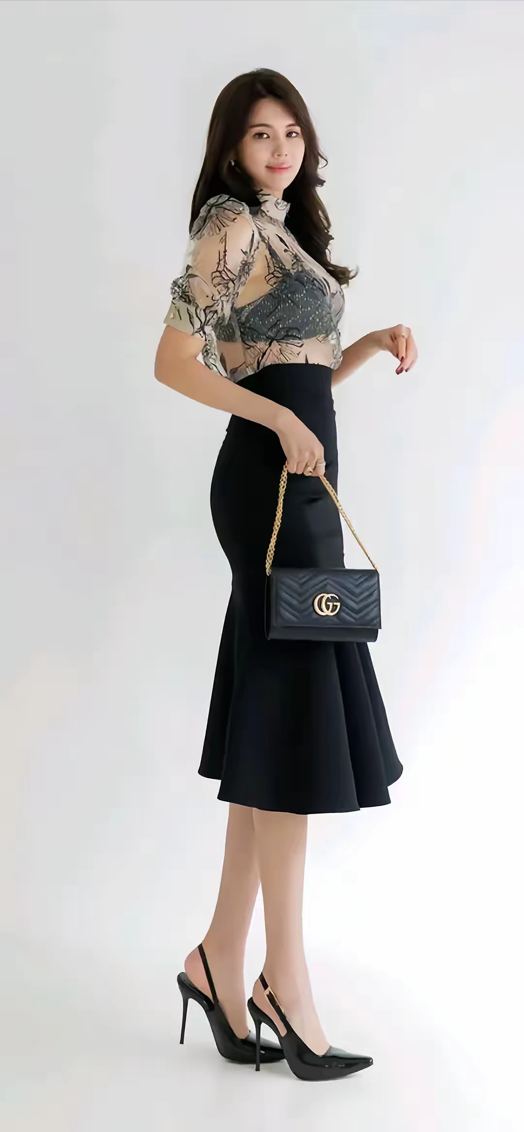 韩系女神蕾丝打底衫勾勒若隐若现的温柔, 高腰伞裙束出黄金比例, 每一