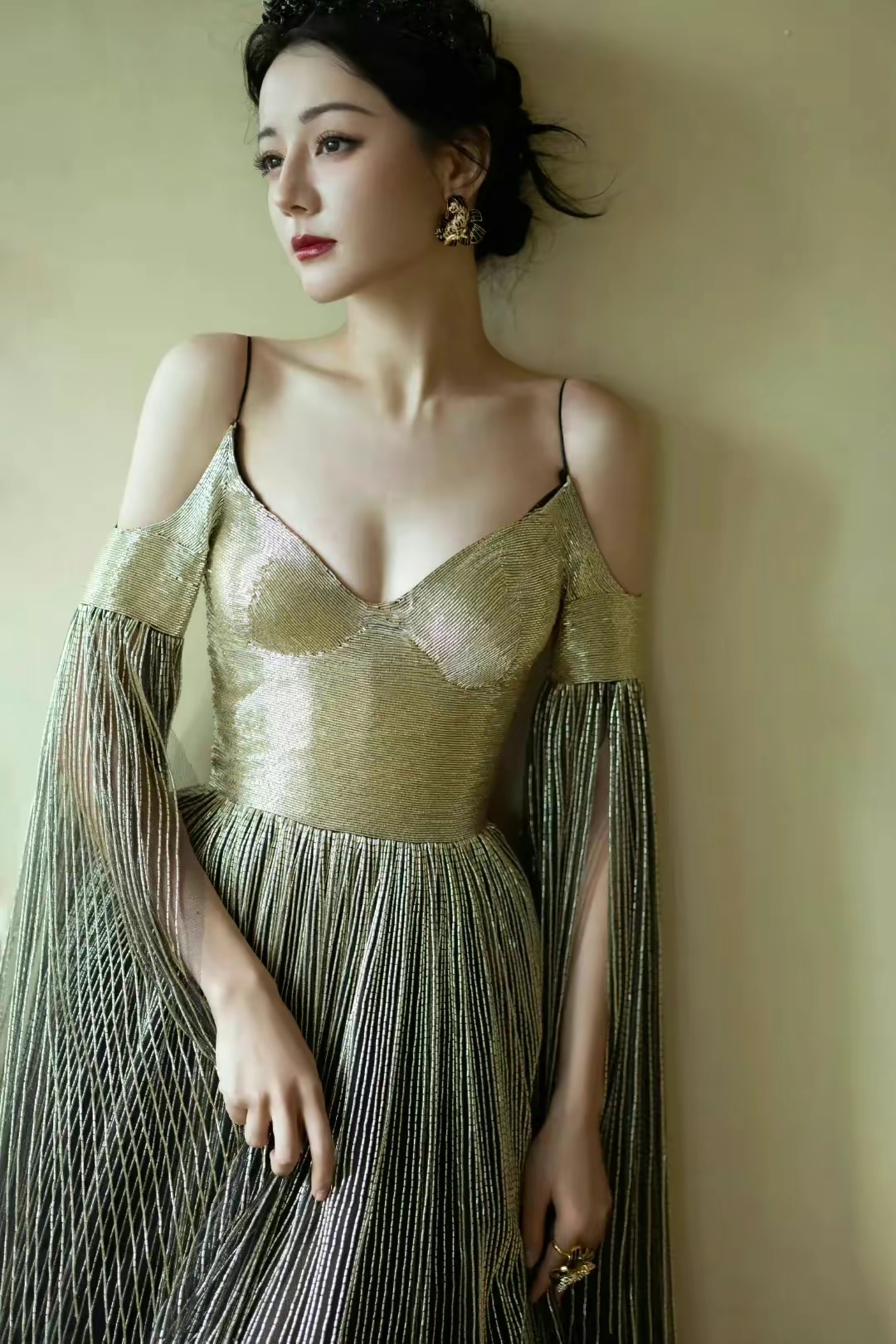 迪丽热巴最新装扮,女王范儿十足!