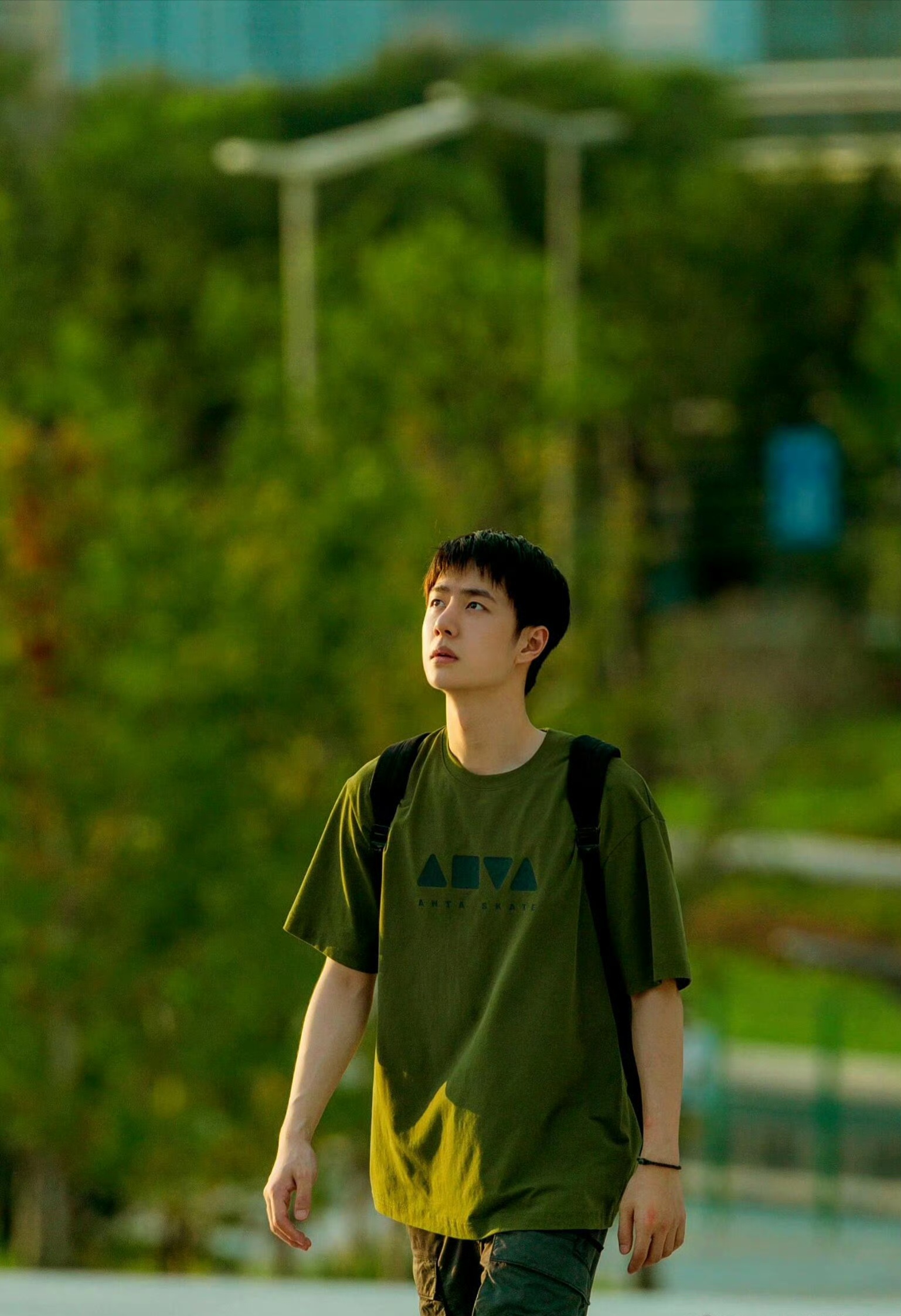 由大鹏执导,黄渤,王一博主演的电影《热烈》发布新款日版海报,将于9月