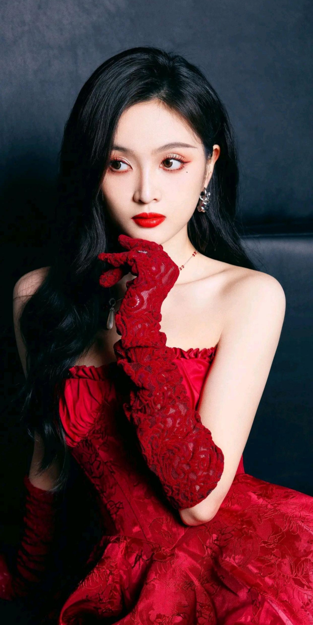 吴宣仪红唇,红裙大美了.
