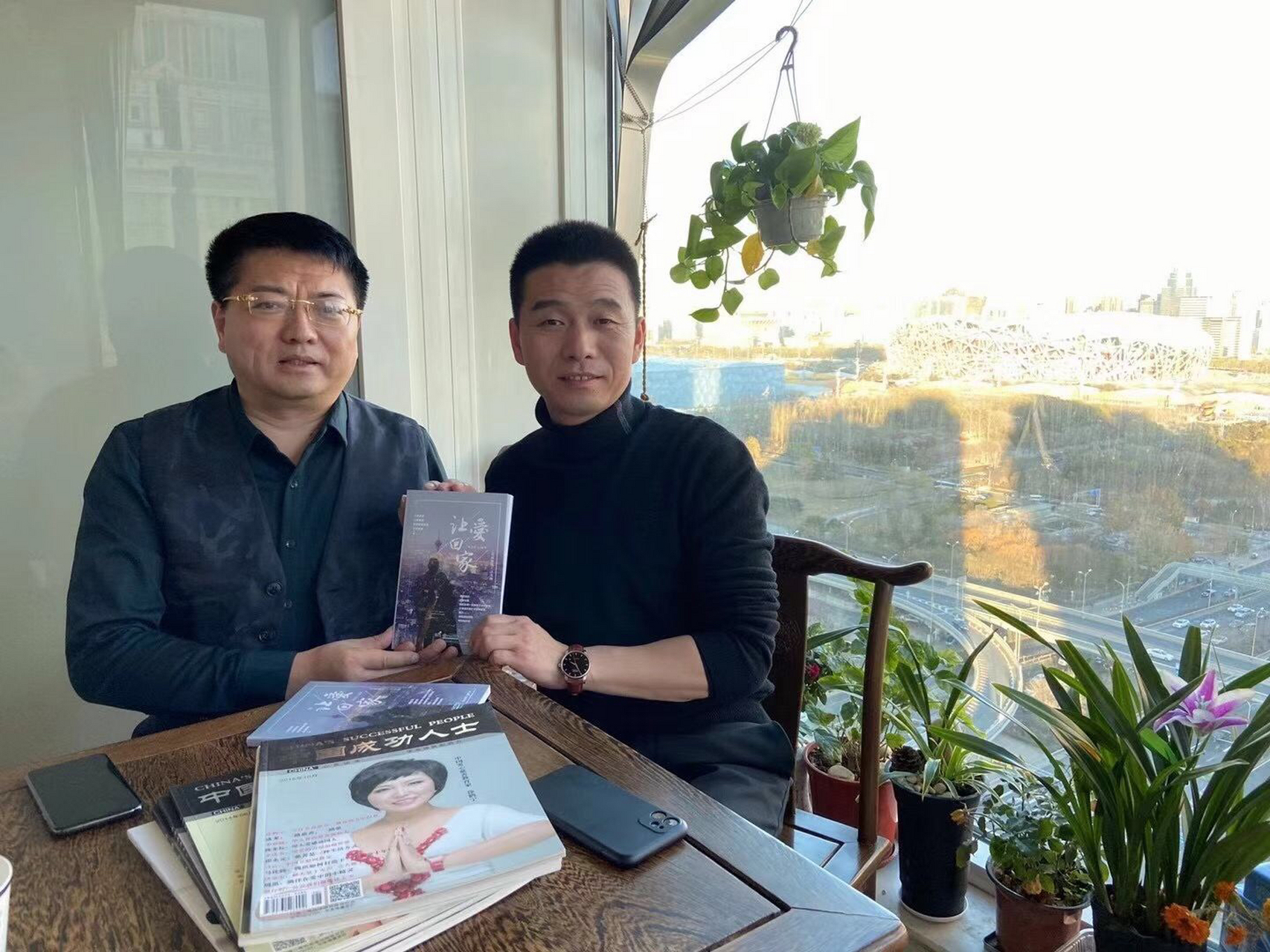 [握手]欢迎《中国成功人士》杂志社总编:刘一龙先生,亲临铸鹰教育总部