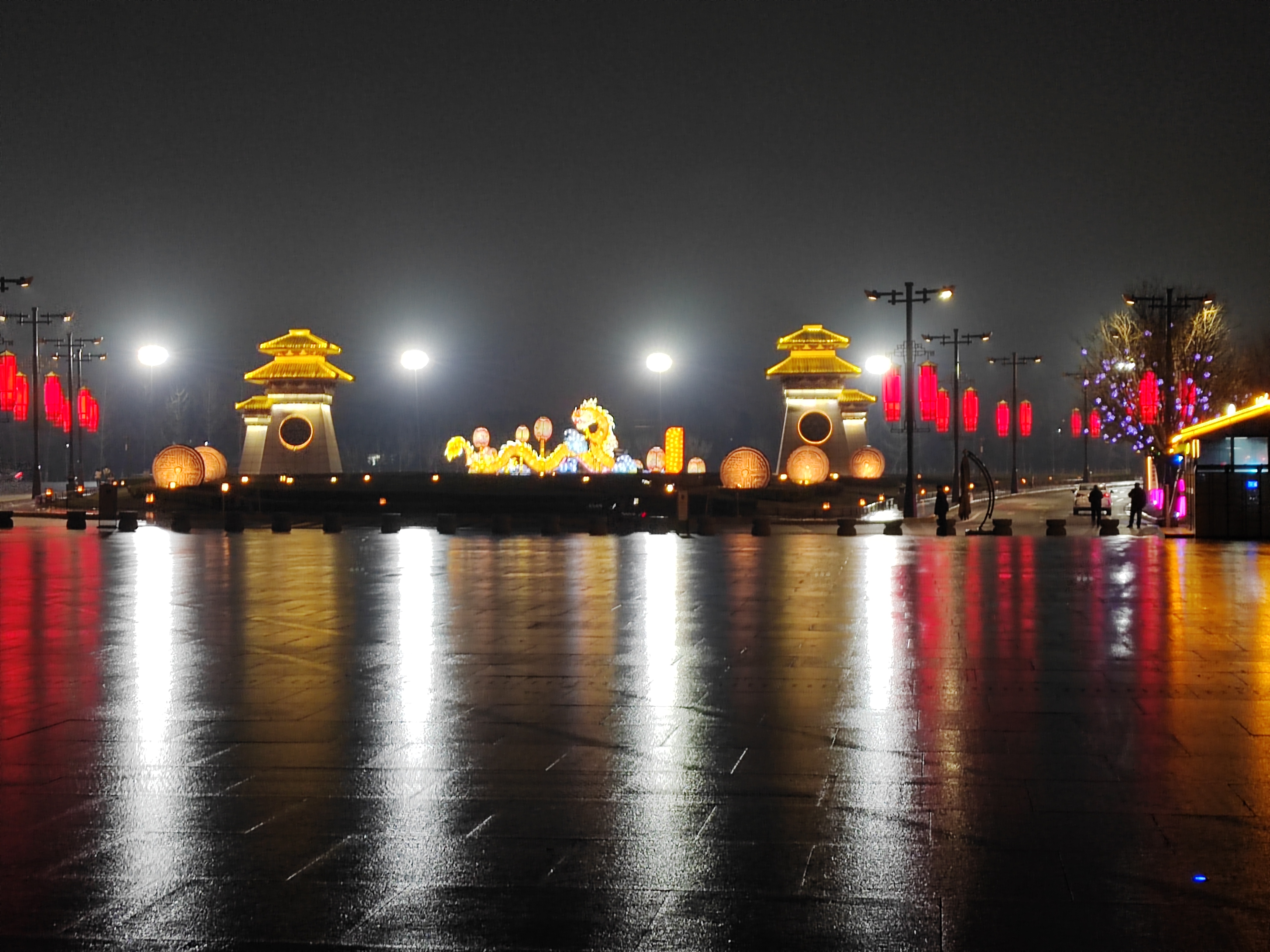 夜晚的昆明池,仿佛一颗璀璨的明珠镶嵌在都市的怀抱.