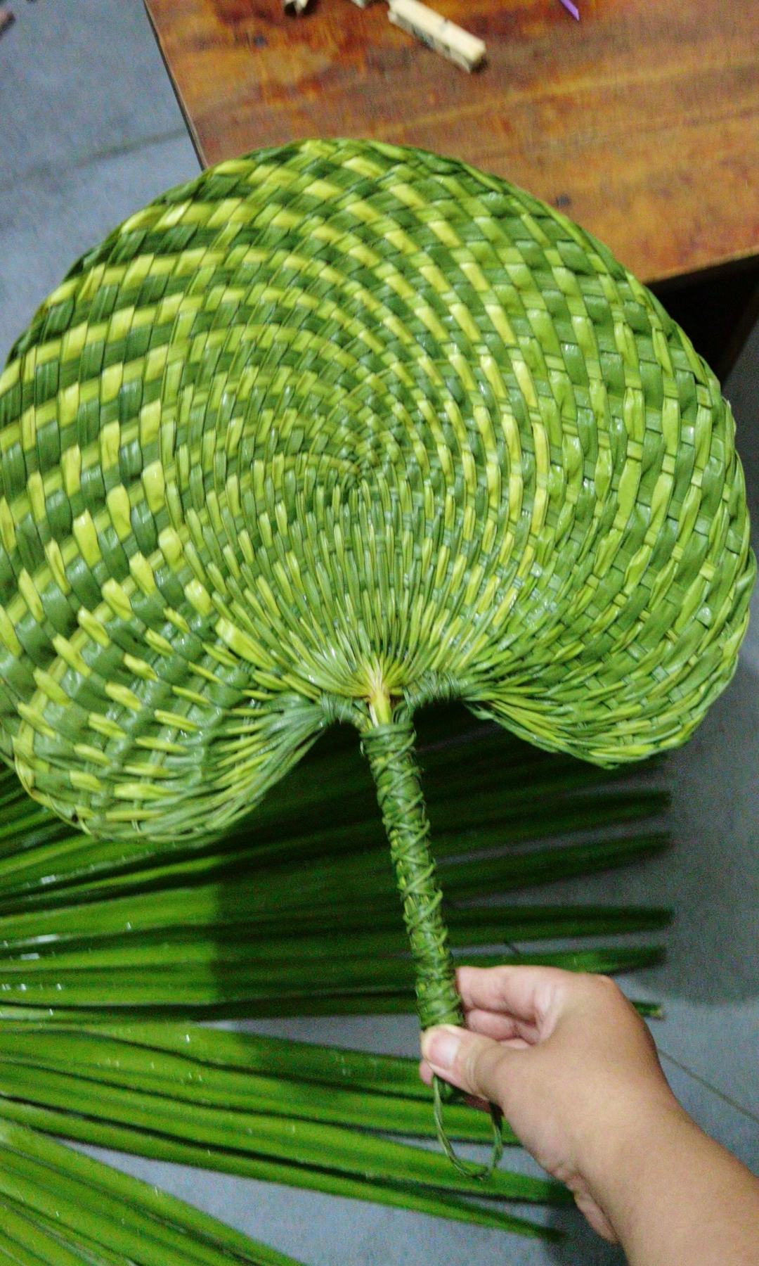 夏天来了,用棕叶编织一把好看的蒲扇,新鲜绿色清新治愈.