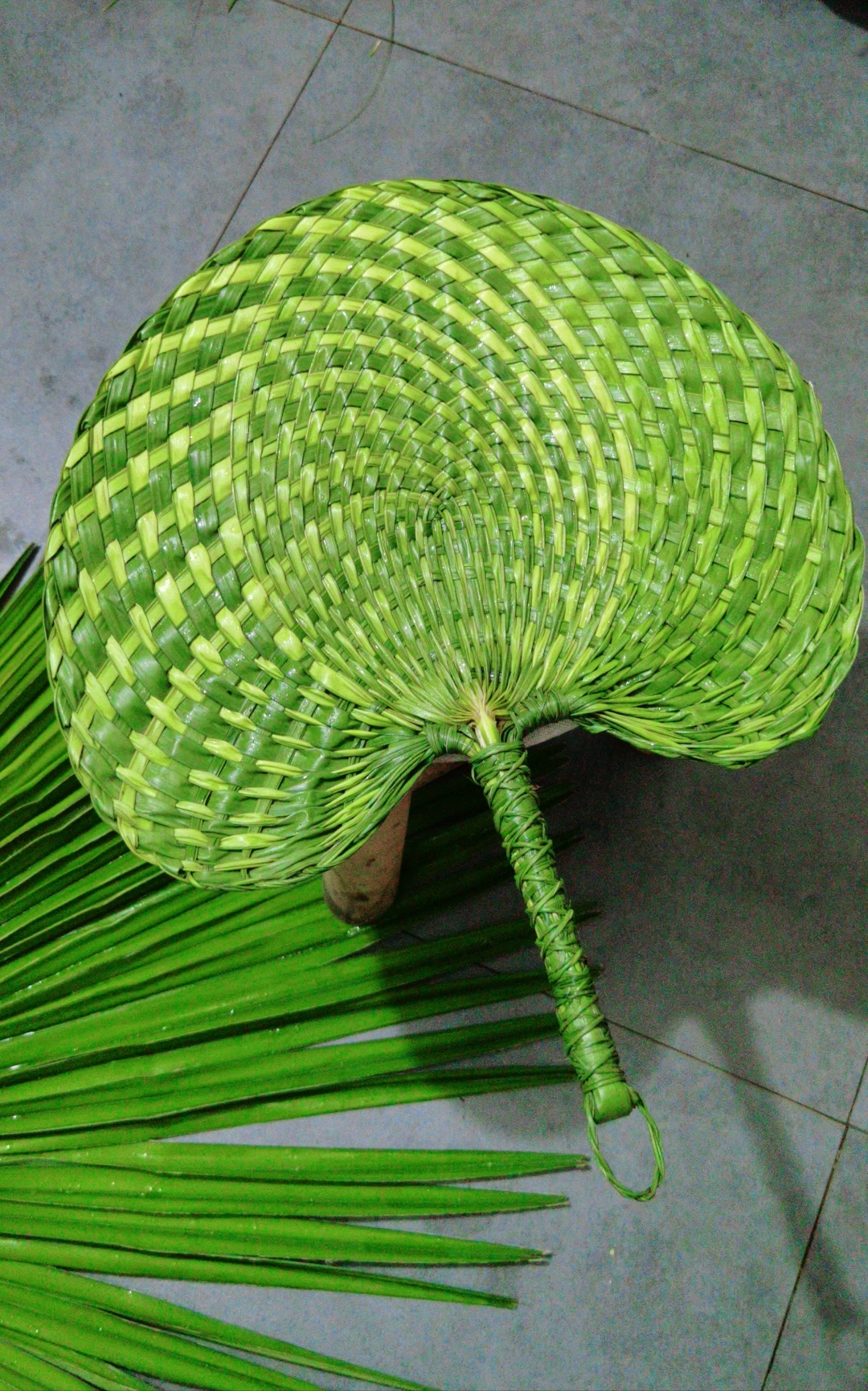 夏天来了,用棕叶编织一把好看的蒲扇,新鲜绿色清新治愈.