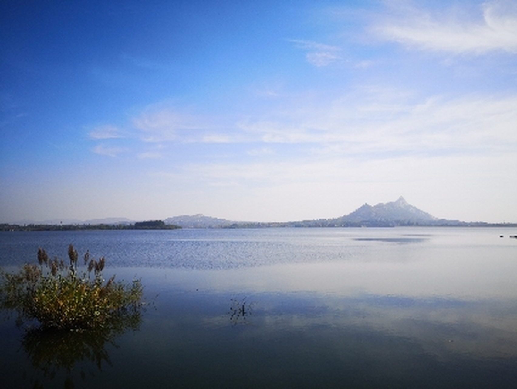 我的家乡美景# 新泰市青云湖位于山东省新泰市,三面群山环护.