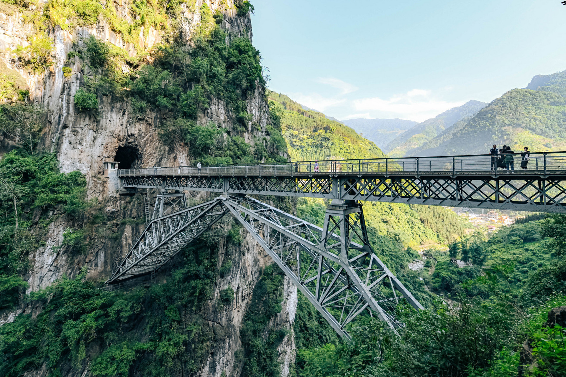 "一根枕木一条命,一颗道钉一滴血"的人字桥