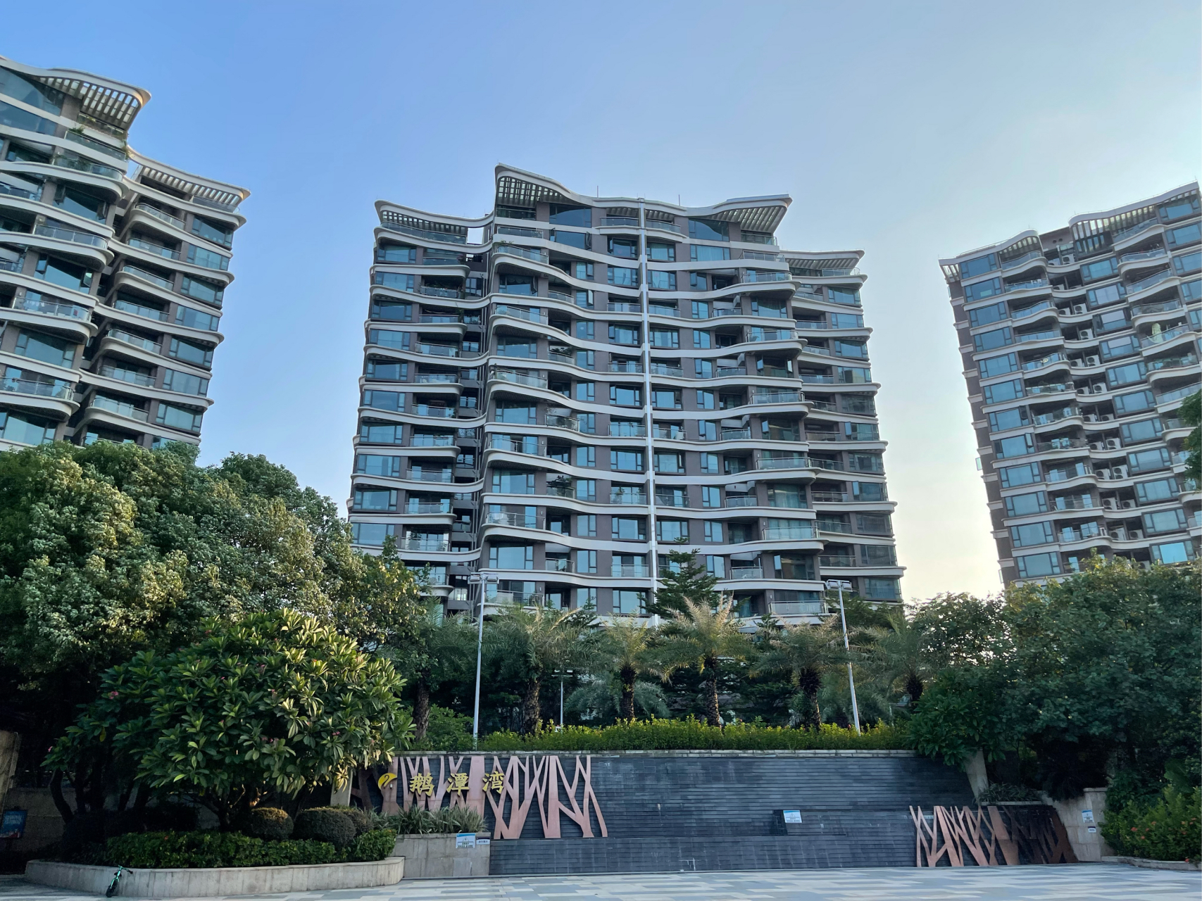 鹅潭湾离5号线滘口地铁站大概300米,但是那条路不太好走,虽然定位为