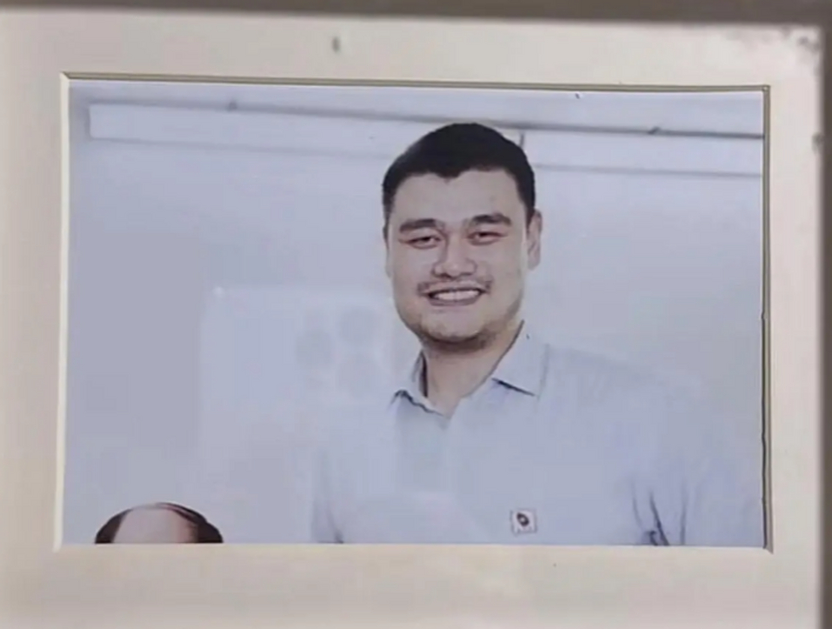 当年有幸和姚明合照,我俩笑得很开心.