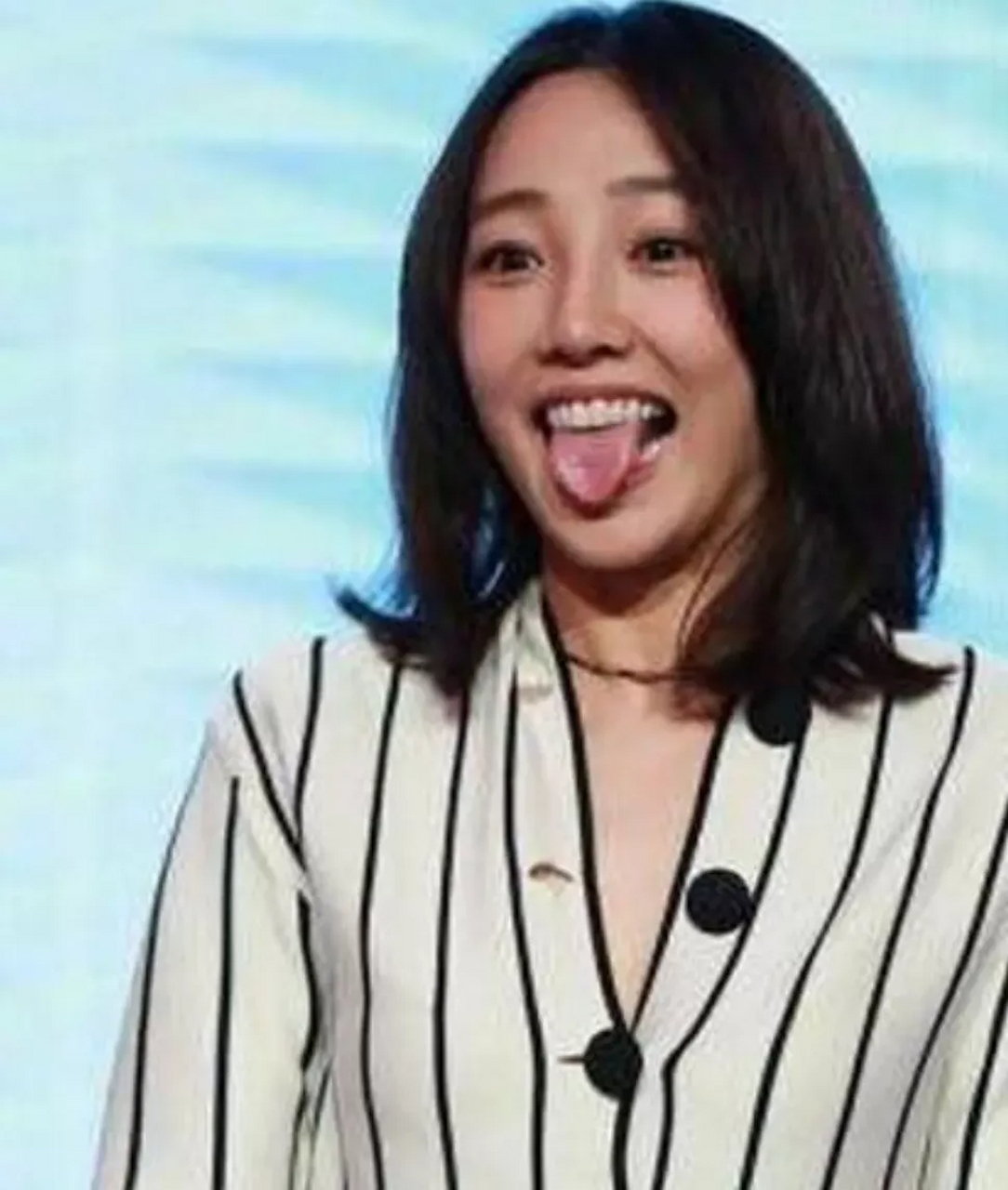 白百合吐舌之谜:是卖萌还是另有隐情?网友神评:这舌头比剧情还抢戏!