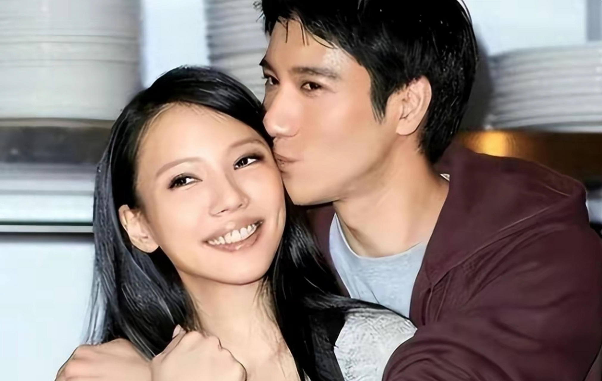 王力宏确实应该像谢霆锋学习,你同意吗?