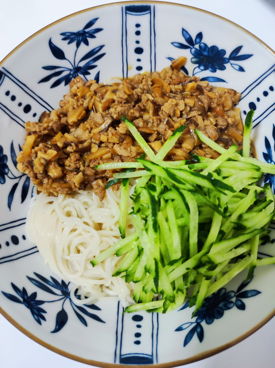 香菇肉末打卤面走起[微笑] 材料:鲜香菇几个,肉末,葱花,黄豆酱,黄瓜.