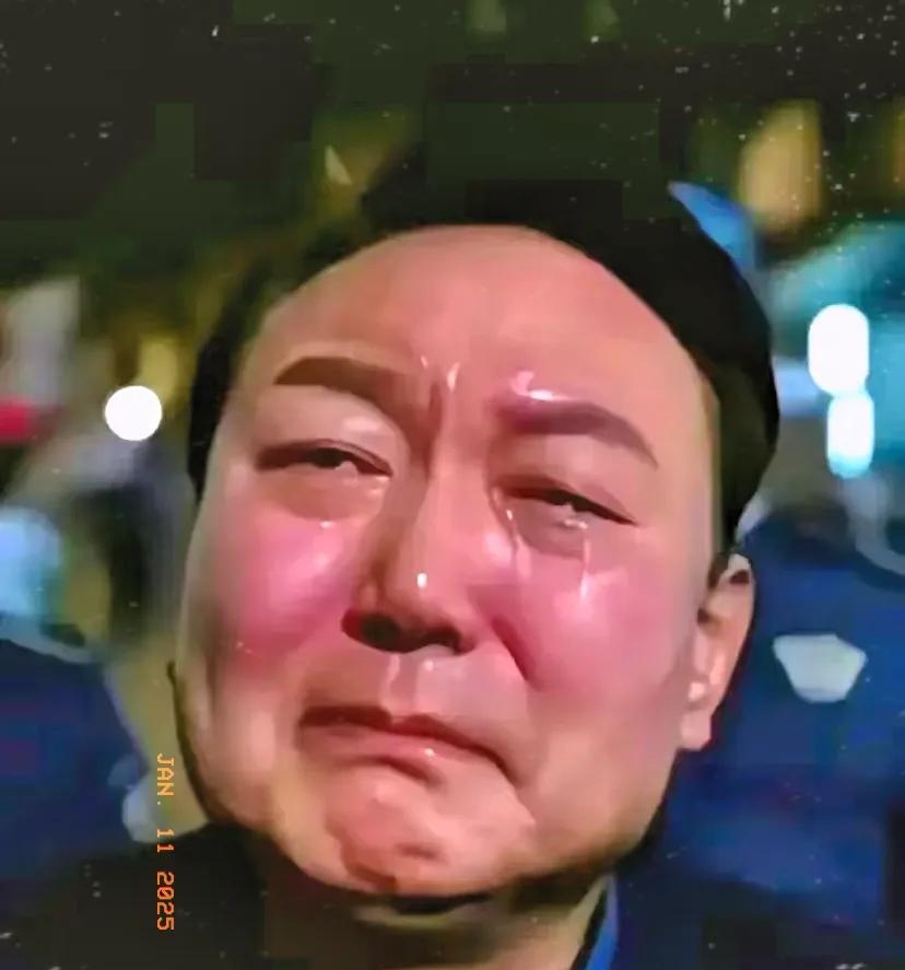 两名衣衫不整的"高官"趁乱混入又匆忙离开,让严阵