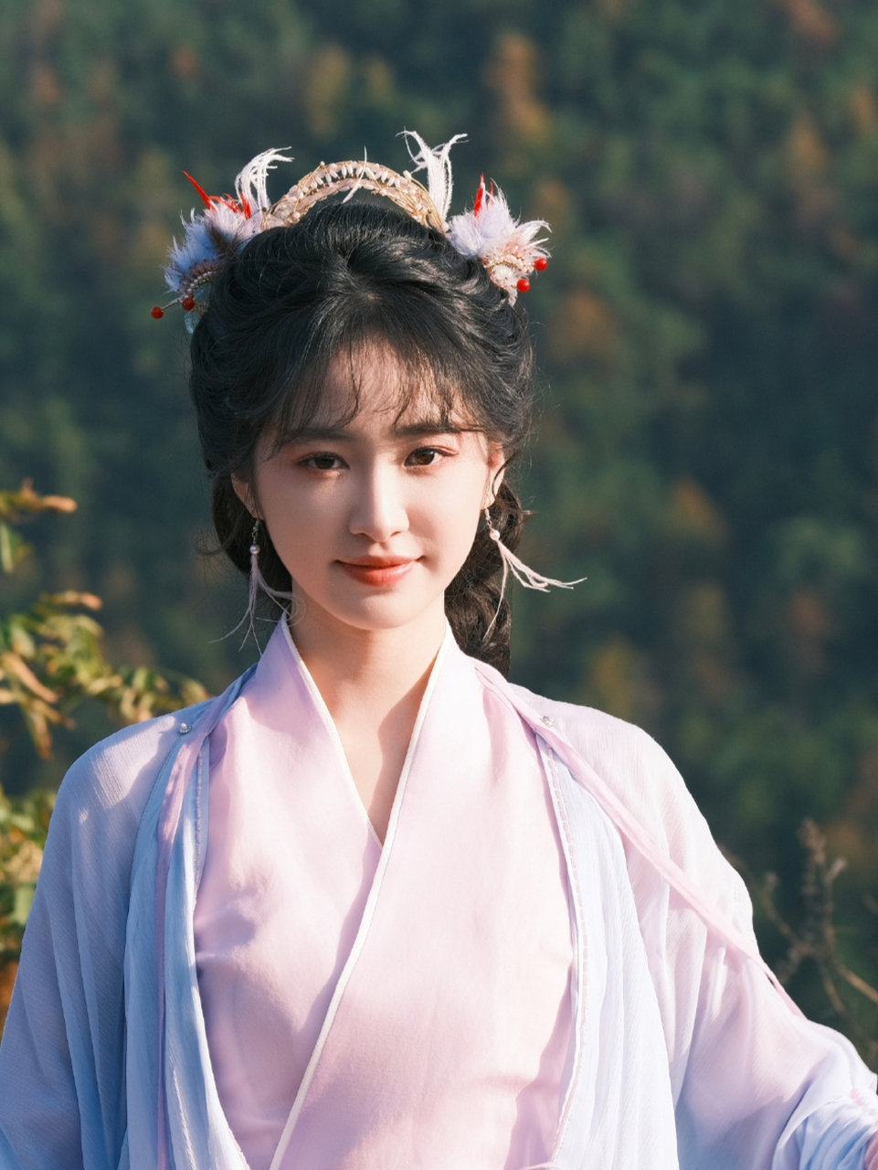杨肸子念无双卷卷妆造 她好灵动呀!