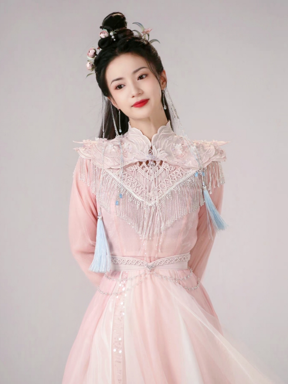 张雅钦最新路透造型比开机那个造型漂亮好多 开机穿的那套粉色就是有