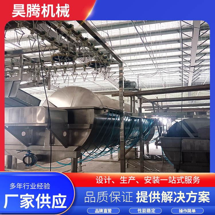 全自动宰鸡流水线通常由吊挂式流水线,立式烫毛机,卧式脱毛机,头颈
