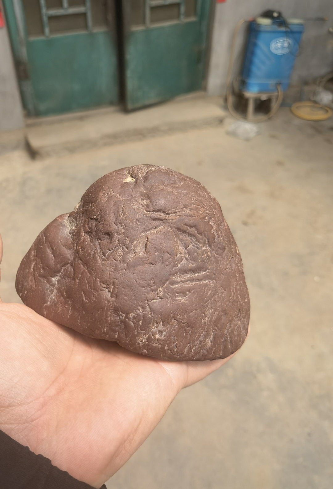 在老家发现了一块暗红色的石头,比普通石头要重,上面还有山有水!