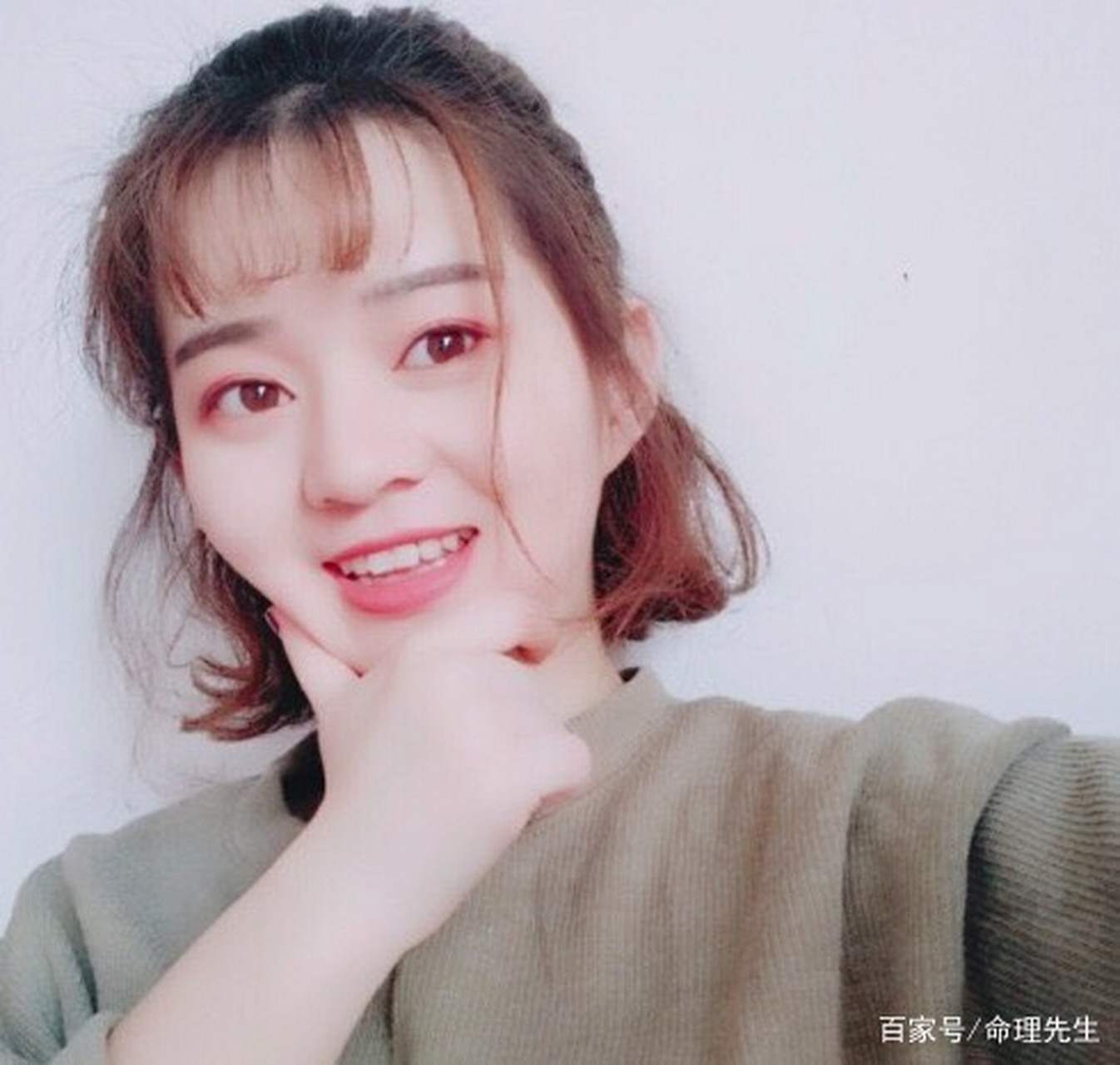 鸡嘴耳女生图片