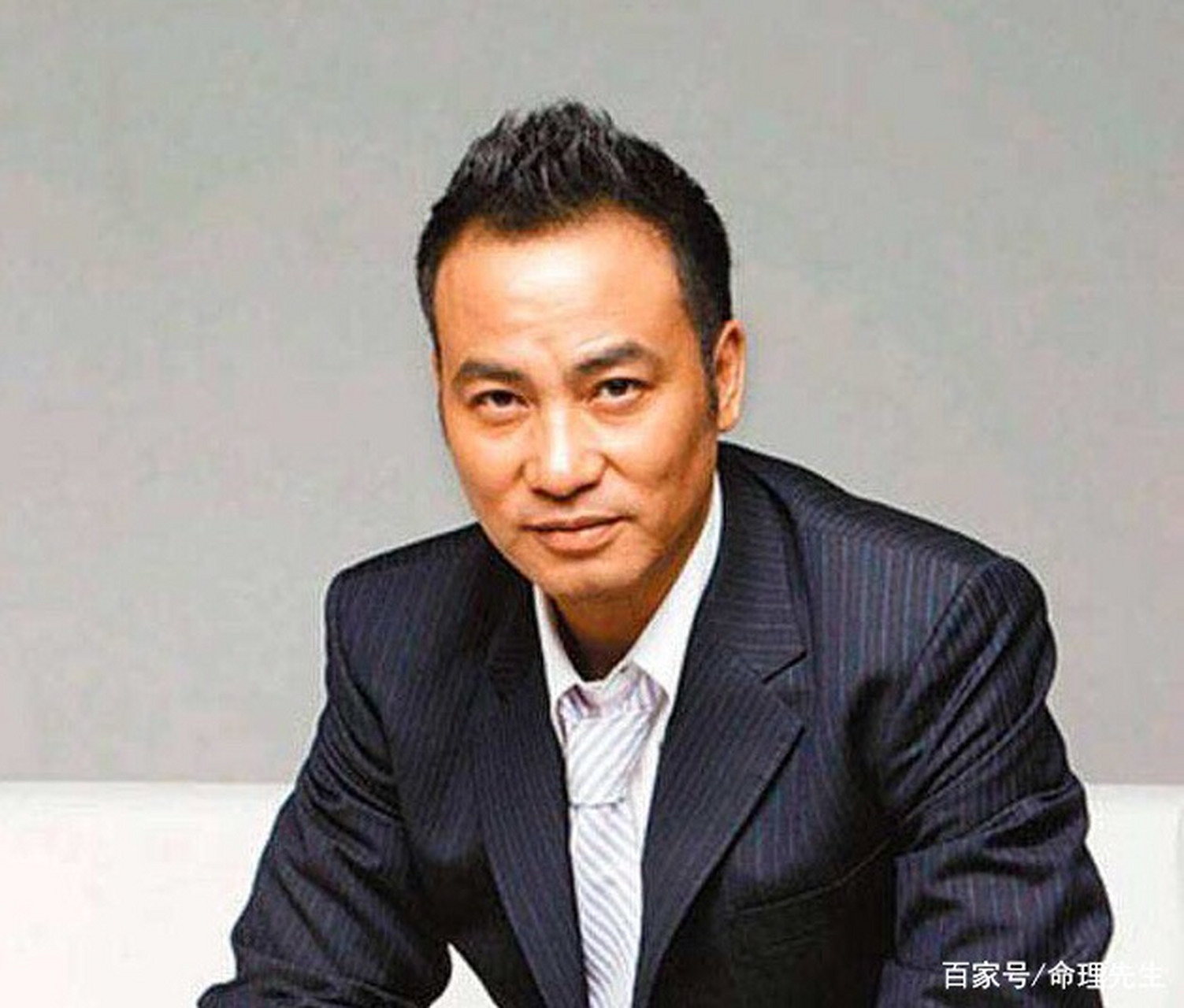 面相中,m字额,额角高,中间比较凸,也就是额头发际线形似英文字母m.