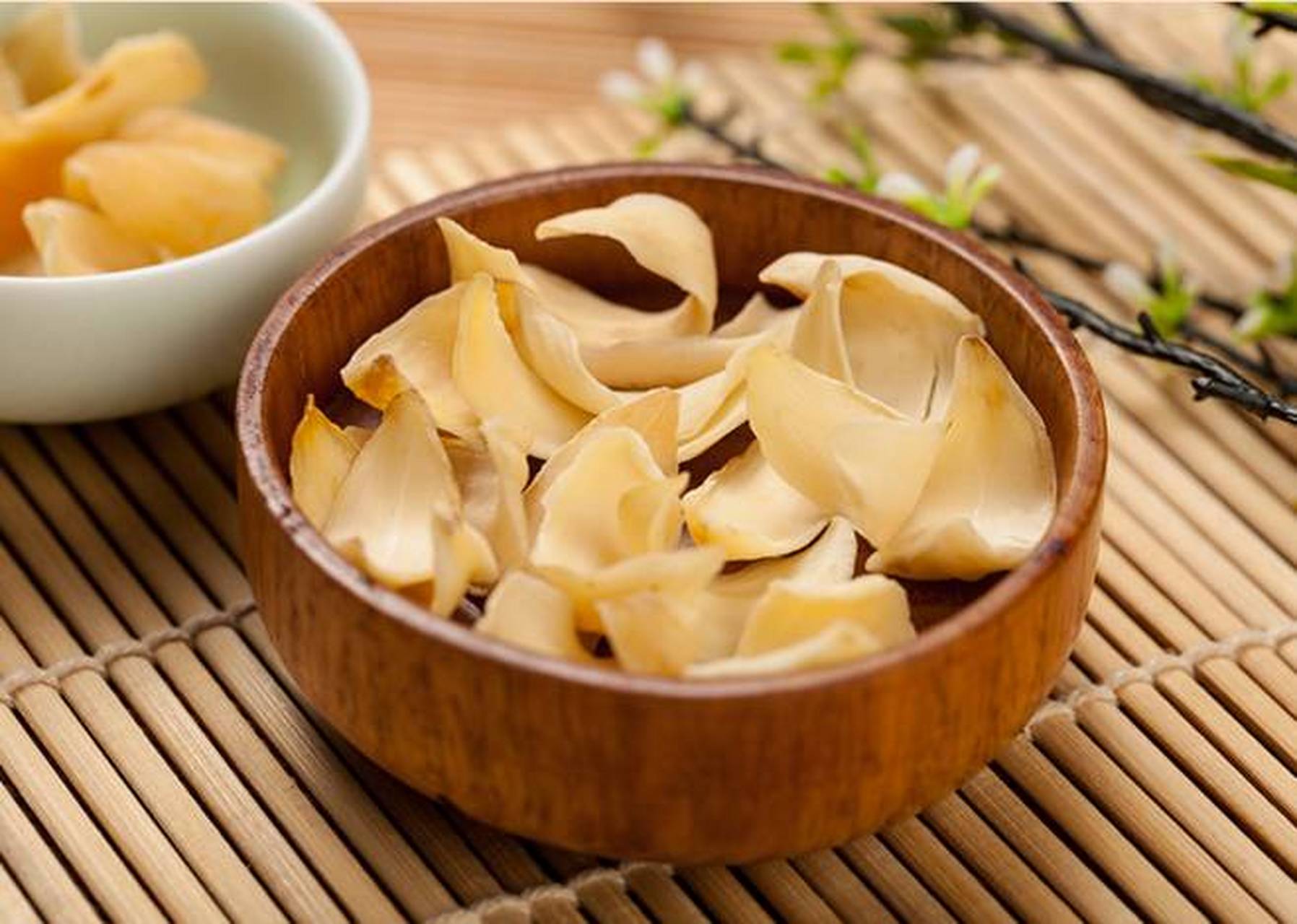 百合知母汤  验方:百合30克,知母15克,水煎服.