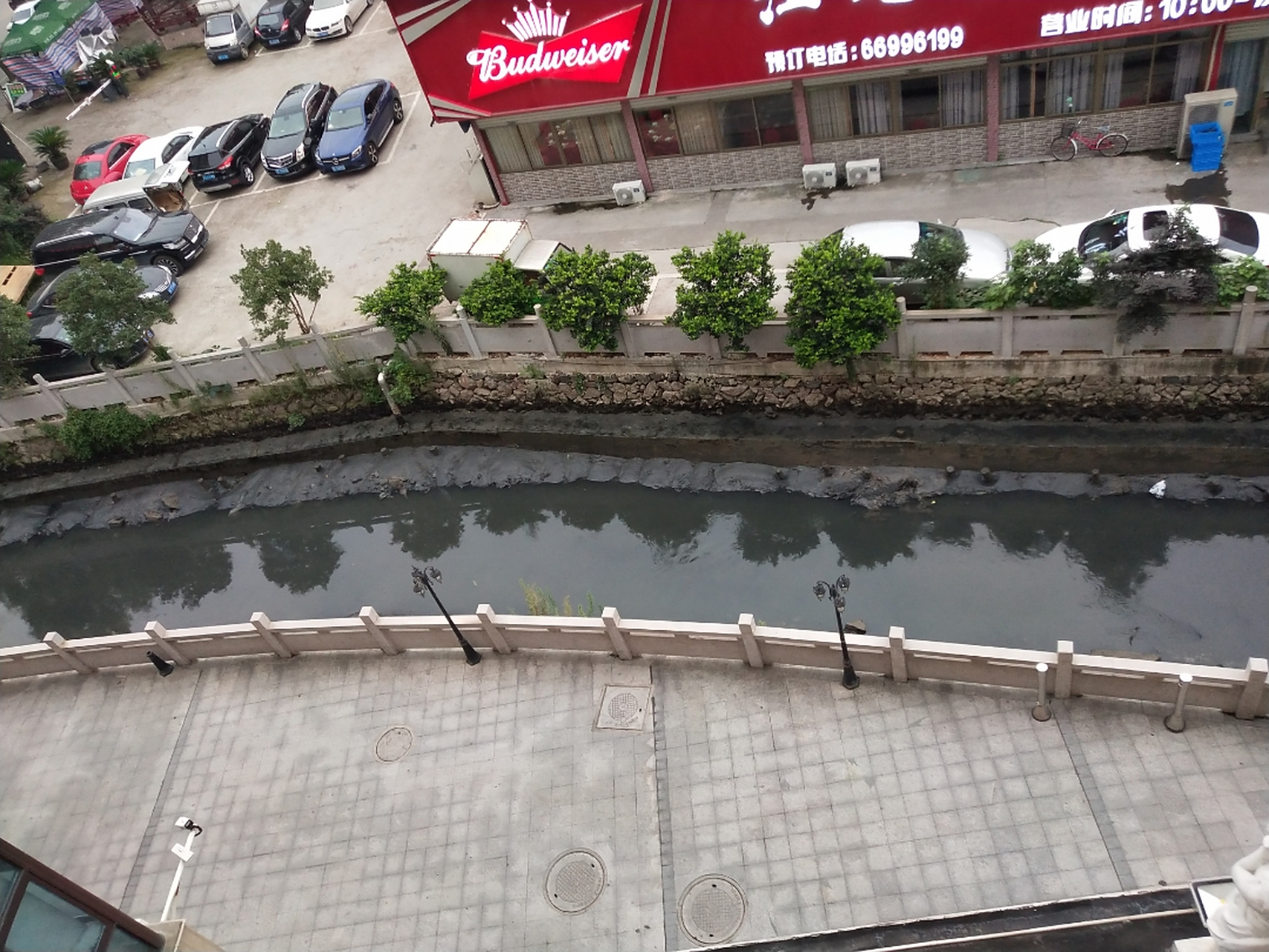 永嘉县瓯北镇的内河啊,四楼开窗没法呼吸啊,这臭气熏天,油污横流,憋