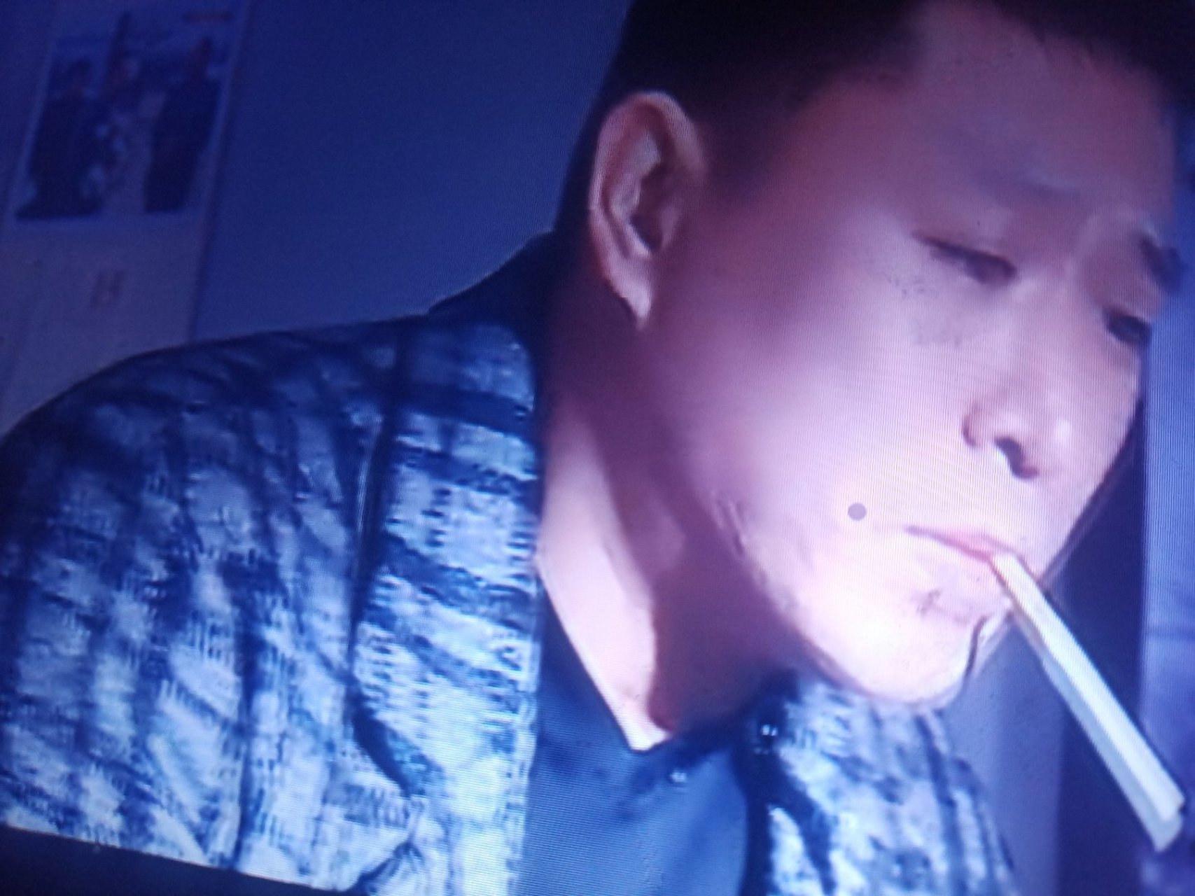 这是生产队时代的电视剧七妹,哪年代有带过虑嘴烟啊