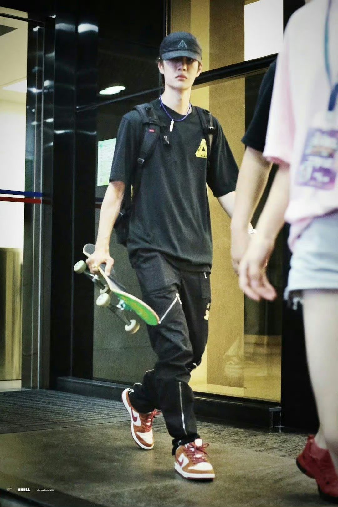 王一博# 滑板少年王一博,爱我所爱,一往无前