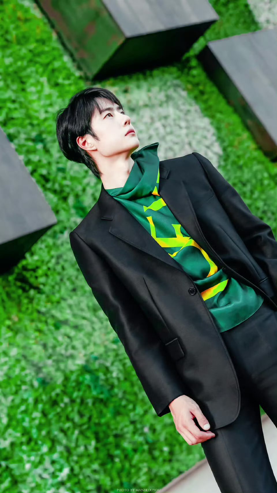 在vogue时尚之力盛典上,王一博身穿这套西装,进行了一场攀岩 很好地