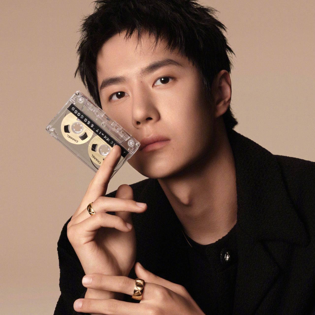 王一博# 刚从大山里探险回来,又出席香奈儿coco crush高级珠宝哦栽