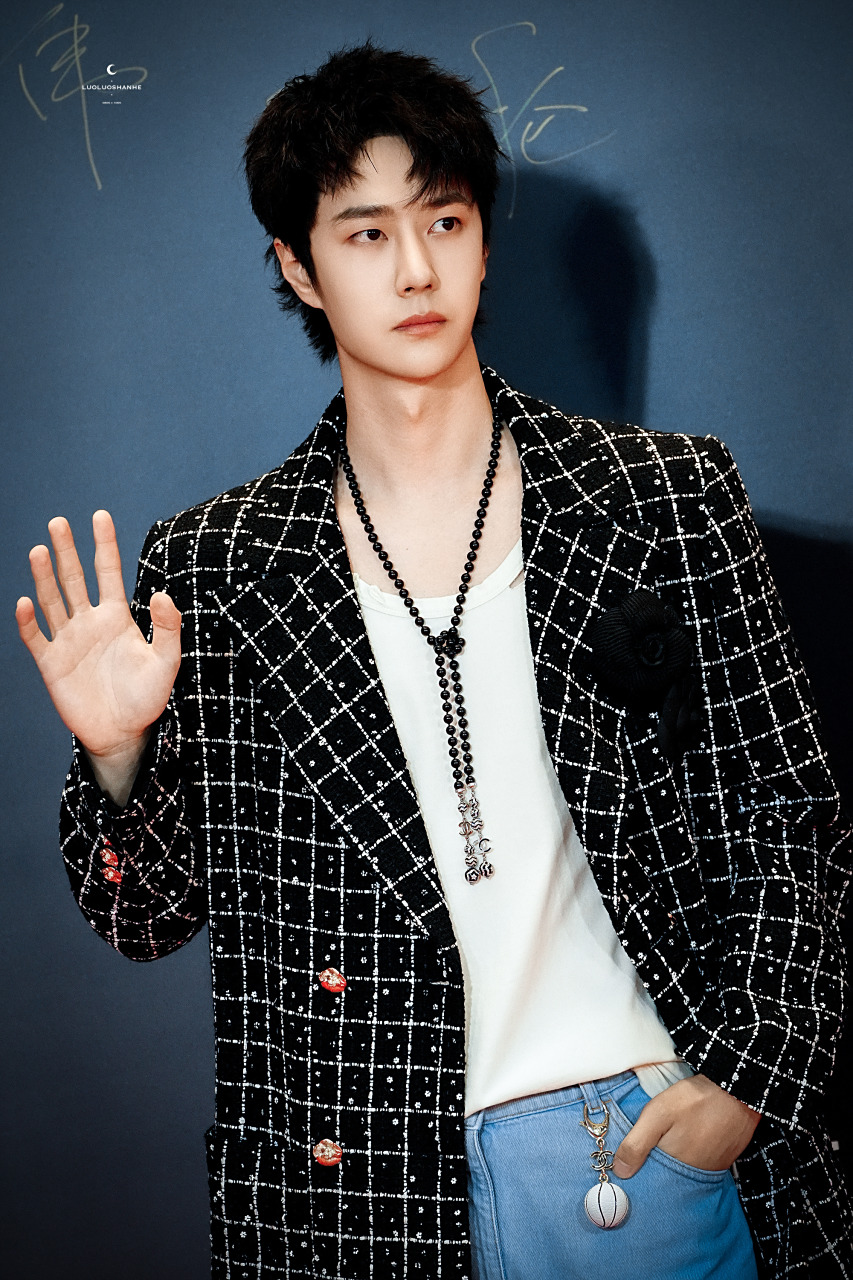 今晚,王一博出席爱奇艺尖叫之夜,腰间挂了个小球,是香奈儿的小篮球,好