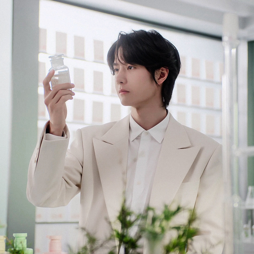 王一博真不愧是花美男,无数少女心中的白马王子,干净清爽,随便截个屏