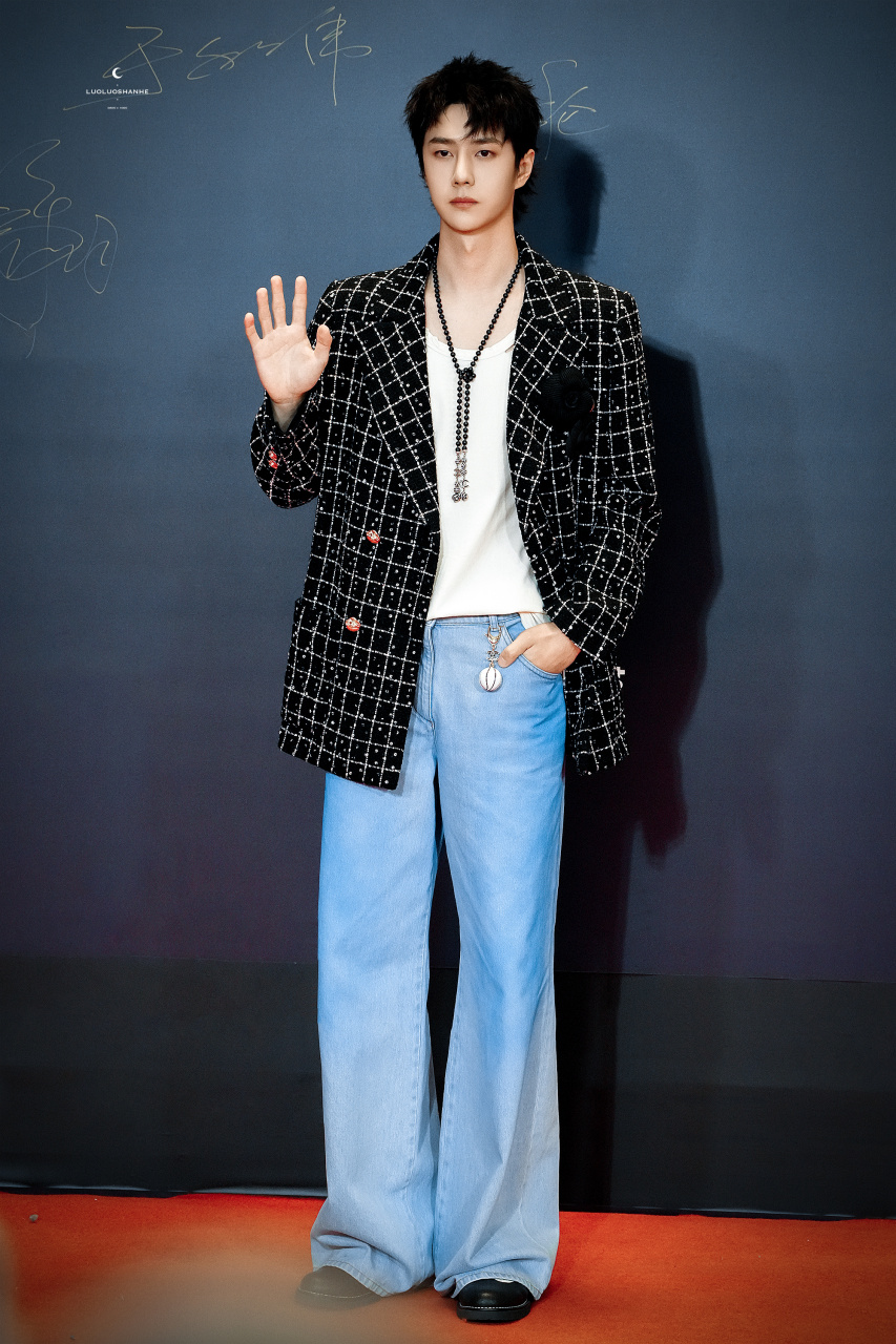 王一博##爱奇艺尖叫之夜王一博#看多了西装穿搭,今晚王一博的潮男穿