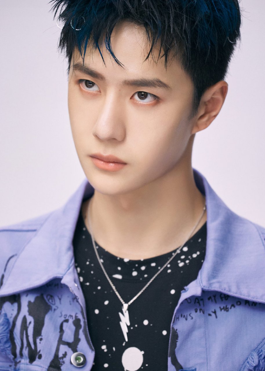 王一博##这就是街舞#清爽的短发,神秘的紫色,独特的"博"式时尚,举手