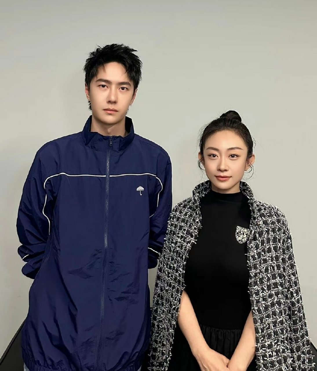 王一博##金鸡奖#掉落几张合照,小伙子长得真周正呀[比心]