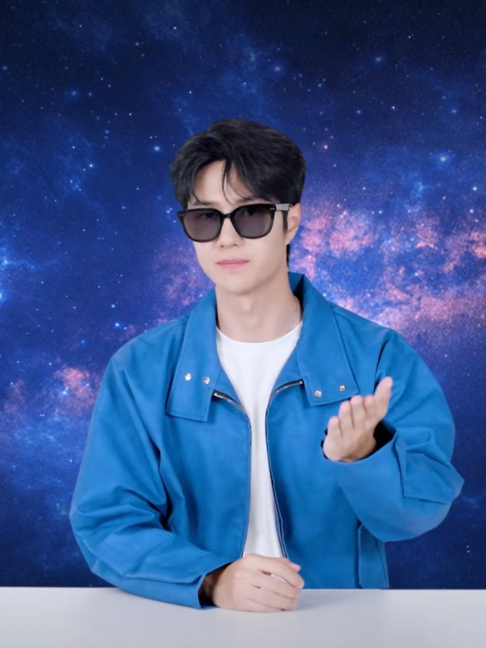 王一博#时尚科普,醒目蓝色打造别样少年感,夹克立挺版型加持不一训哪