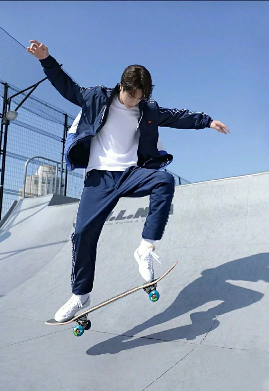 帅哥##王一博#试卷里发现滑板少年[挤眼]