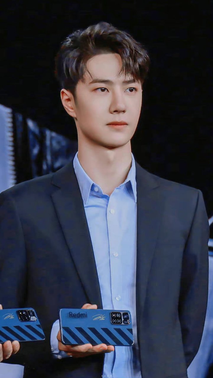 王一博# 喜欢看王一博穿一本正经的西装,很有总裁范[吃鲸]