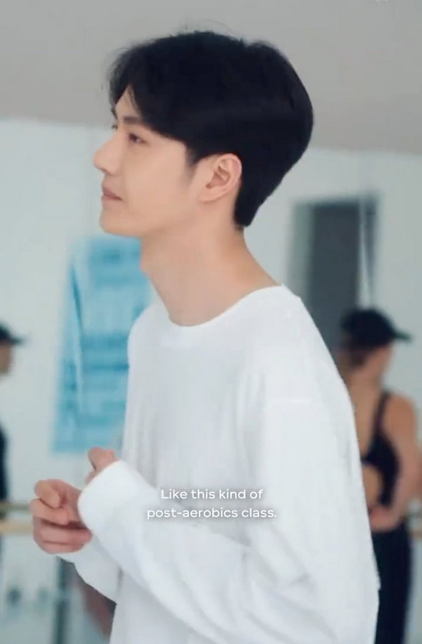 王一博# 顺毛白t,素颜,清清爽爽,看着很舒服