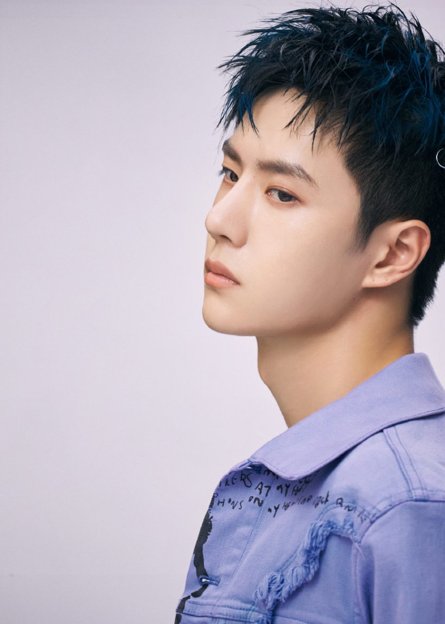 王一博##这就是街舞#清爽的短发,神秘的紫色,独特的"博"式时尚,举手