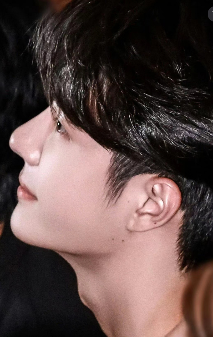 王一博# 侧颜杀,性感的喉结,帅到没朋友