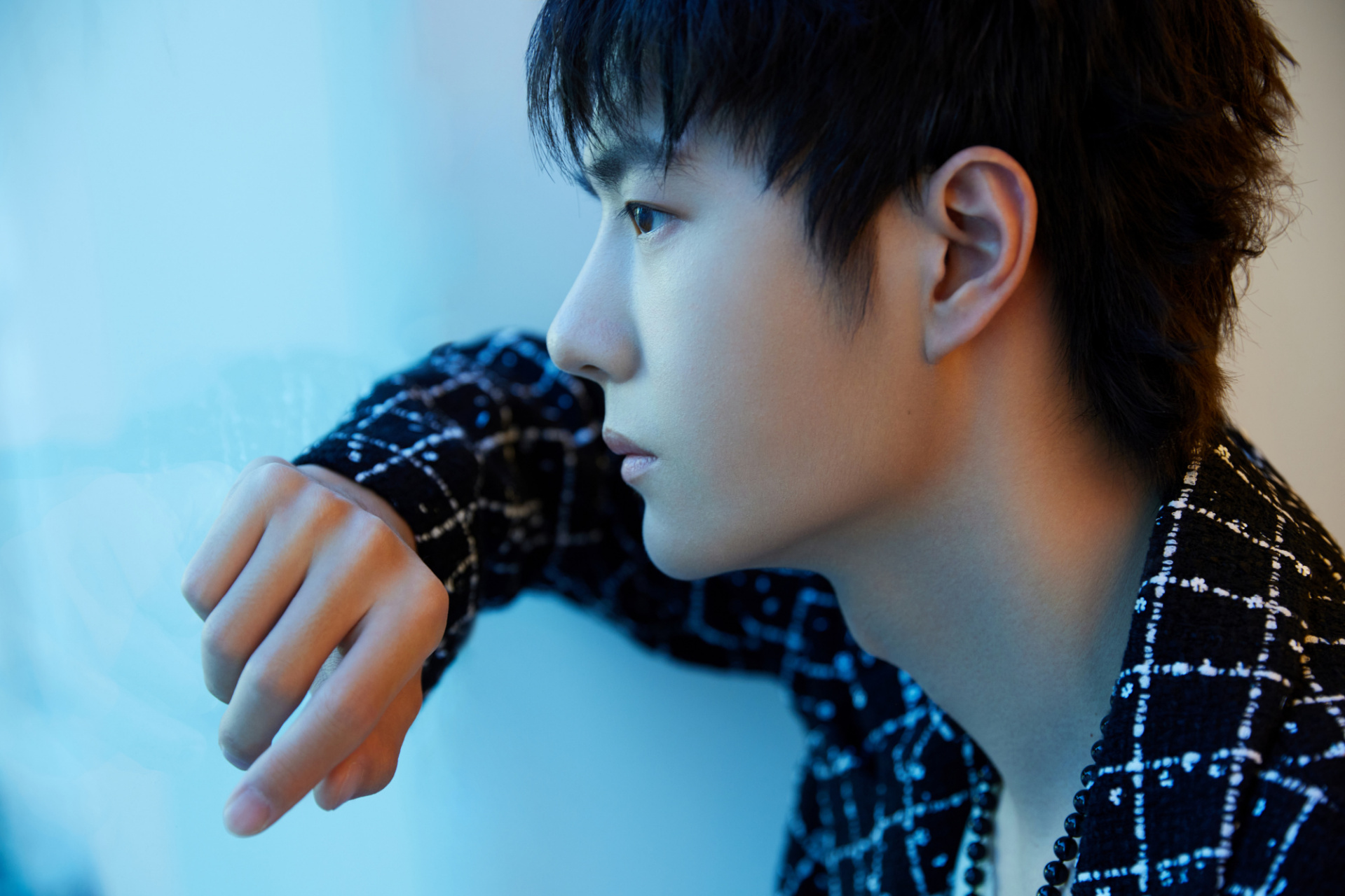 今晚,王一博身着343932353633 斜纹软呢外套,搭配阔版