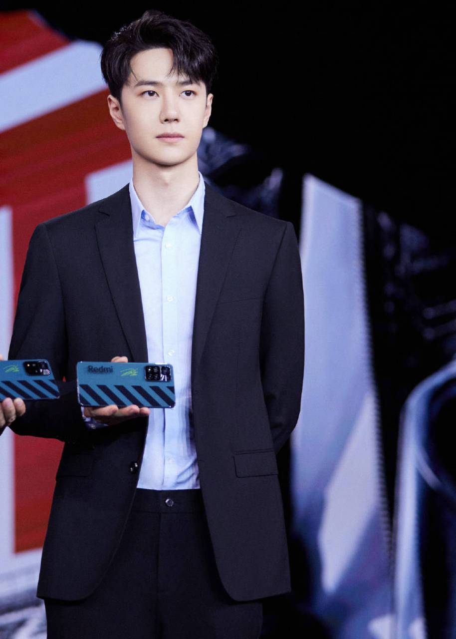 王一博##长风破浪#真的很喜欢王一博穿这种一本正经的西服,很总卜范