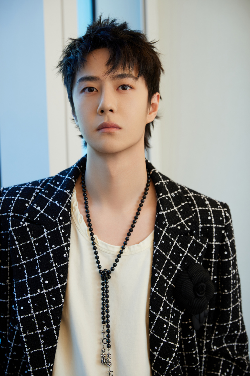 今晚,王一博身着343932353633 斜纹软呢外套,搭配阔版