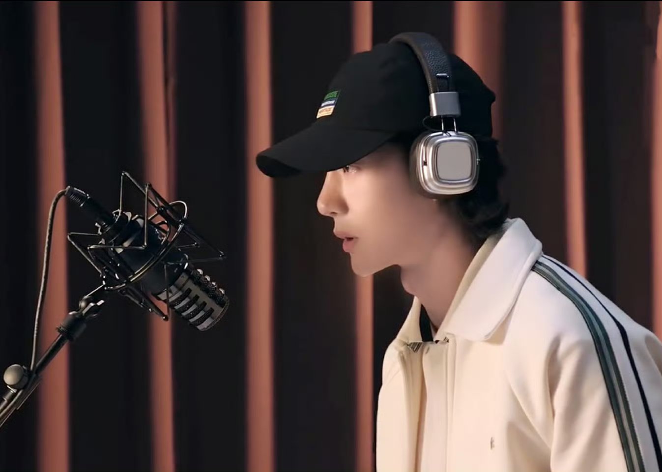 王一博# 戴上耳机,仿佛能听到自己的声音在音乐厅里回荡