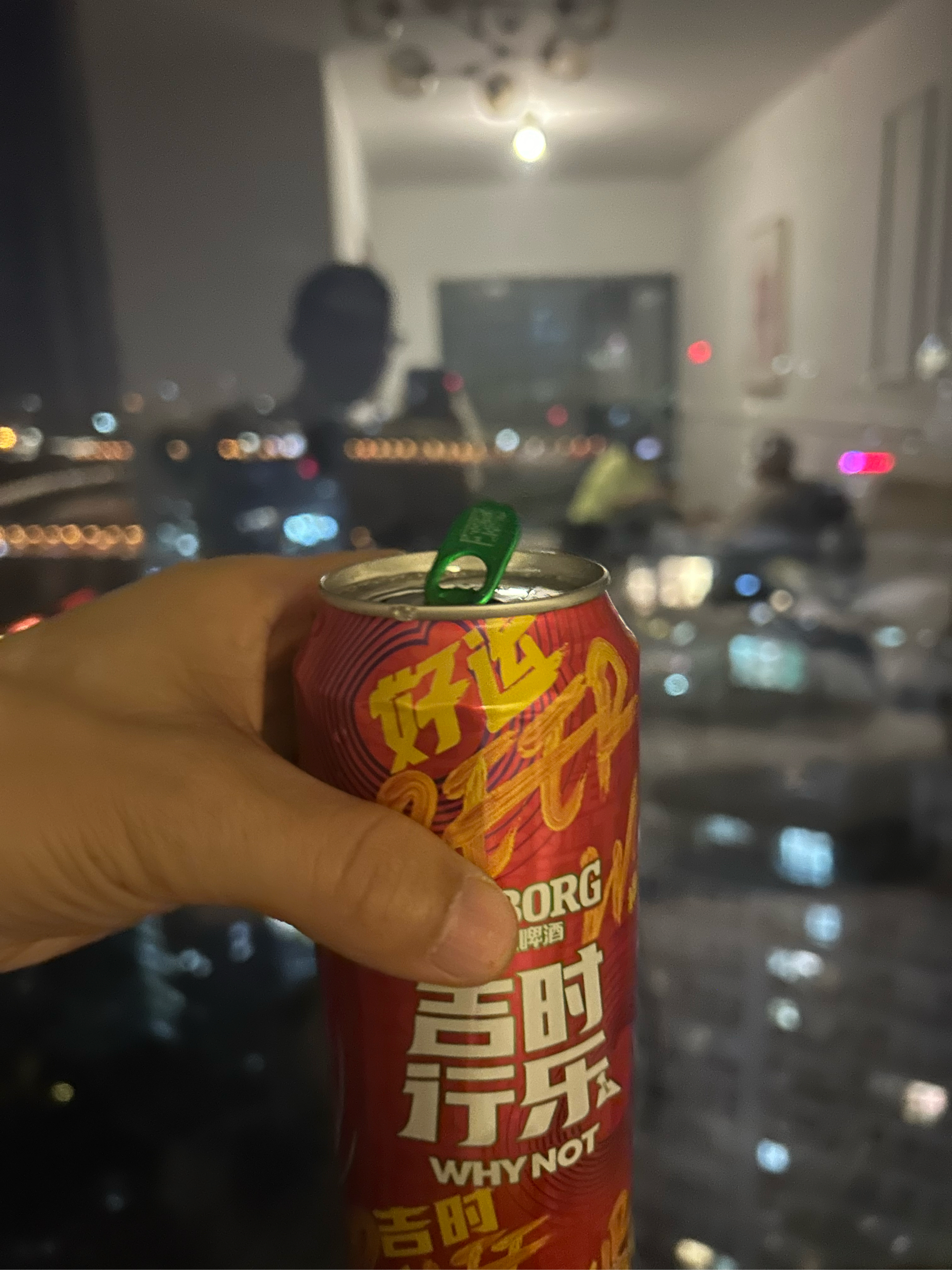 手拿饮料拍照图片真实图片