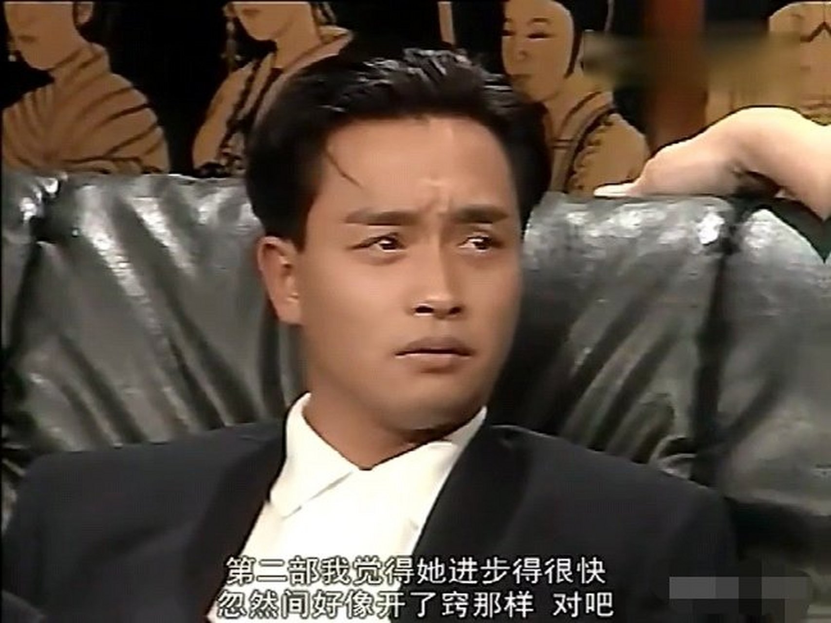 在一次采访中,主持人单刀直入的问张国荣:说说王祖贤吧,王祖贤的感觉