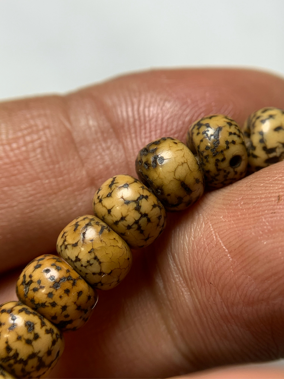 藏传原生态老星月菩提念珠,包浆厚重,开片细腻,足数108颗,尺寸7×4.