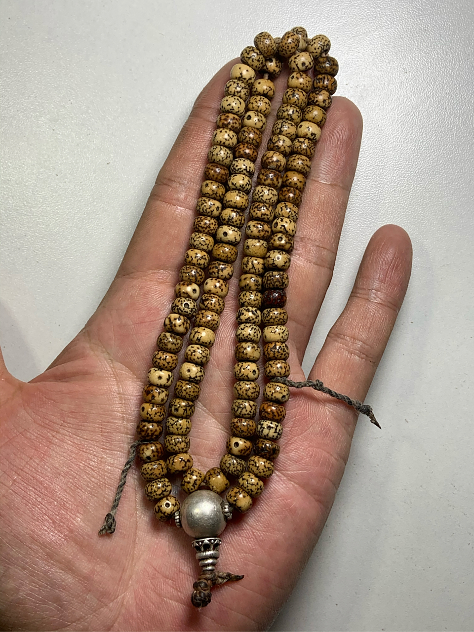 藏传原生态老星月菩提念珠,包浆厚重,开片细腻,足数108颗,尺寸7×4.